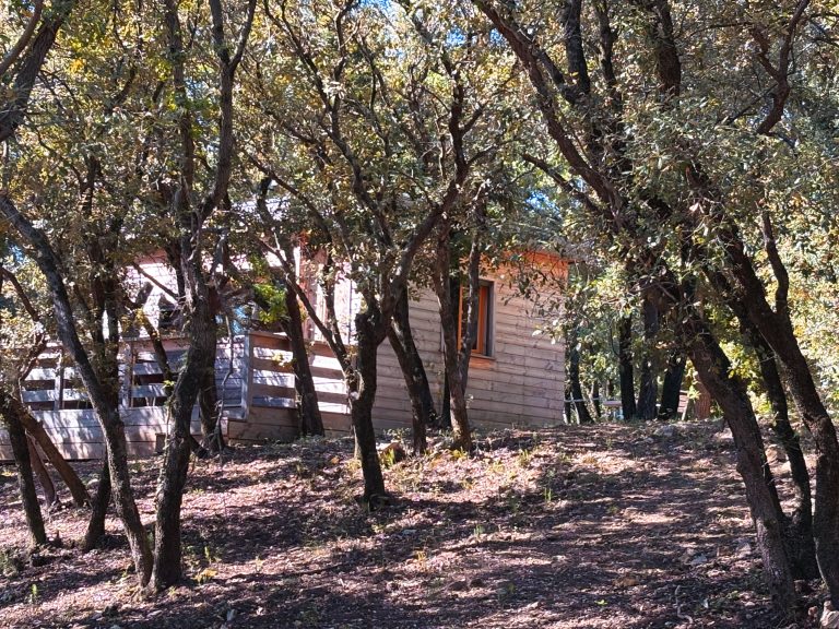 La cabane vue de l'extérieur